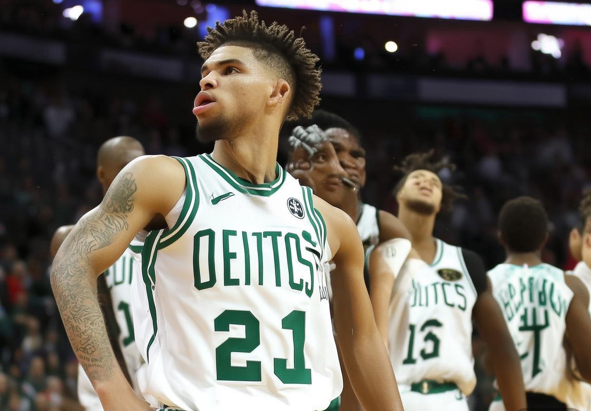 凯尔特人vs尼克斯关键对决：首发阵容回归，塔图姆领衔完整阵容迎战